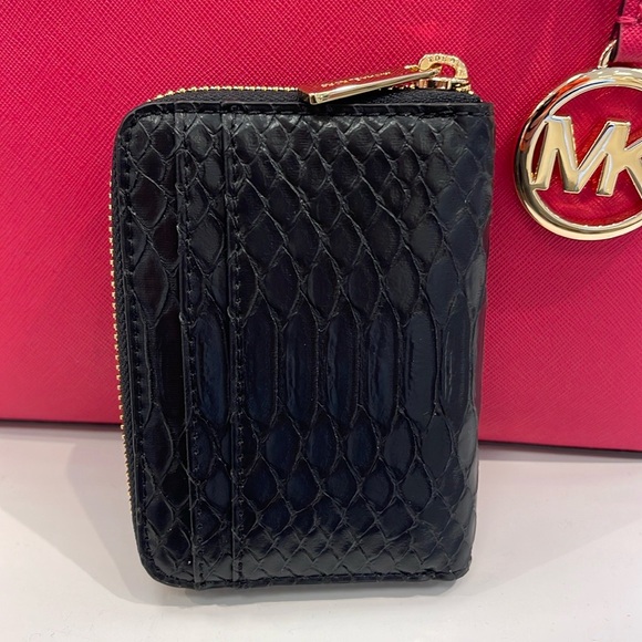 Michael Kors Women Medium Zip Around Card Case Coin Pouch Wallet Black 
NWT - Picture 5 of 16
